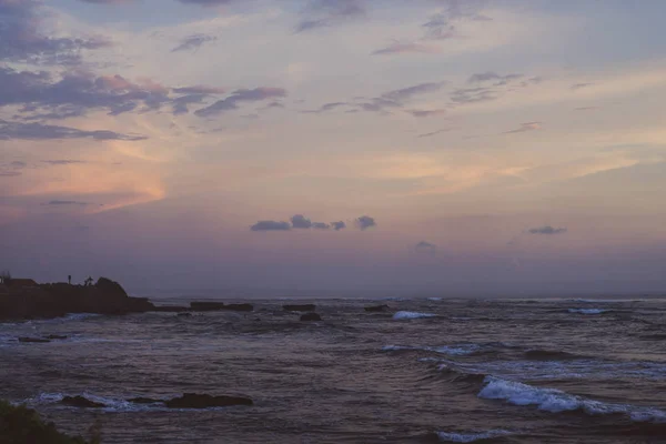 Havet Vågor Bryter Mot Klipporna Stänk Havsvågor Solnedgången — Gratis stockfoto