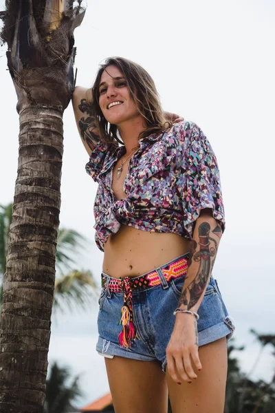 Menina Bonita Shorts Jeans Com Pernas Longas Posando Localização Tropical — Fotografia de Stock