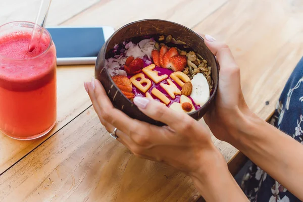 Una Hermosa Mujer Tiene Desayuno Elegante Café Desayuno Saludable Fruta —  Fotos de Stock