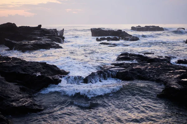 Die Wellen Des Ozeans Brechen Gegen Die Felsen Plätschernde Ozeanwellen — Stockfoto