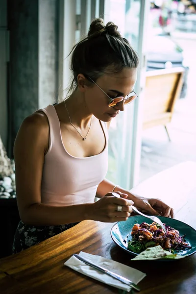 Eine Schöne Frau Frühstückt Einem Stilvollen Café Ein Gesundes Frühstück — Stockfoto