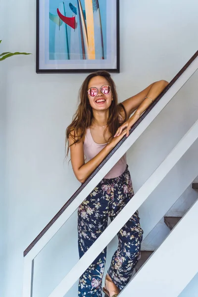 Hermosa Mujer Morena Casa Loft Ubicación Tropical — Foto de Stock