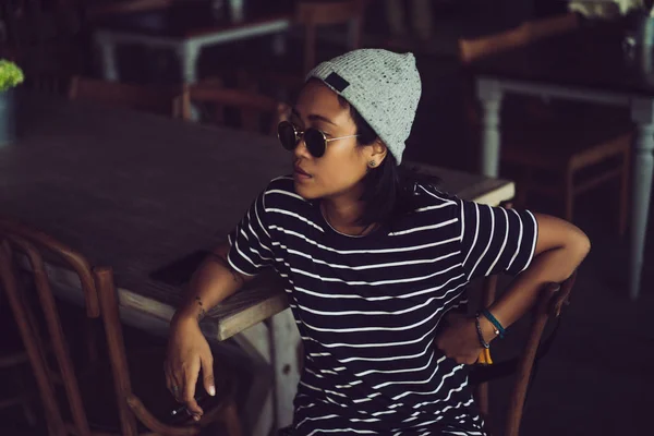 Indonesian Girl Hipster Gray Hat Sunglasses Beautiful Stylish Asian Woman — Stock Photo, Image