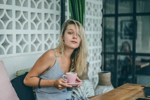 女の子は カフェで働いています フリーランス コーヒー ラップトップの概念 — ストック写真