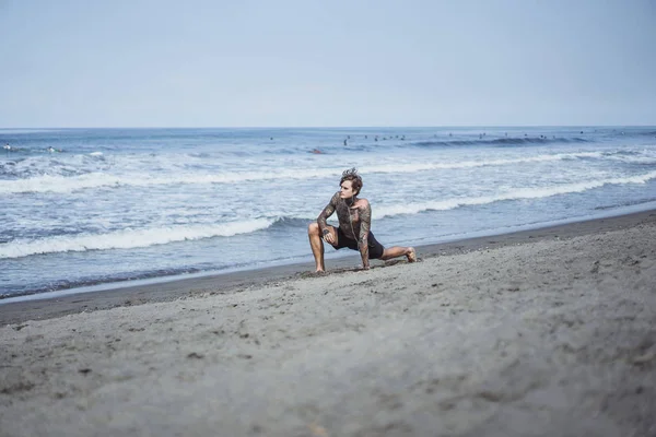 海の海岸に男はスポーツ 海岸に沿って実行して行っています 海岸のスポーツの概念 — ストック写真