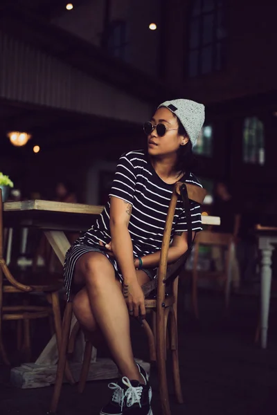 Indonesiska Flicka Hipster Grå Hatt Och Solglasögon Vacker Elegant Asiatisk — Stockfoto
