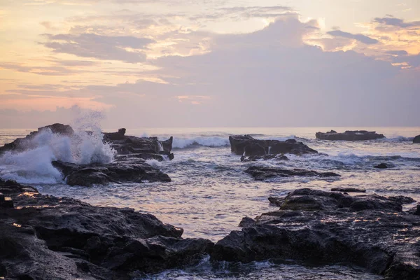 Fale Oceanu Łamią Się Skały Rozpryskiwania Się Fale Oceanu Zachodzie — Zdjęcie stockowe