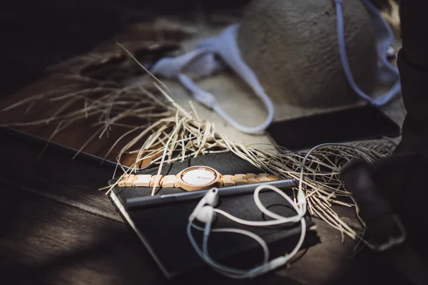 Disparo Objetos Sombrero Gafas Sol Reproductor Smartphone Auriculares Reloj Portátil —  Fotos de Stock