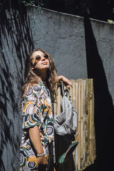 Chica Con Una Mochila Con Gafas Sol Jardín Tropical —  Fotos de Stock