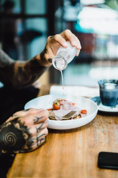 Las Manos Los Hombres Vierten Panqueques Con Salsa Dulce —  Fotos de Stock