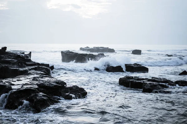 Vlny Oceánu Jsou Lámání Skály Šplouchání Mořských Vln Při Západu — Stock fotografie