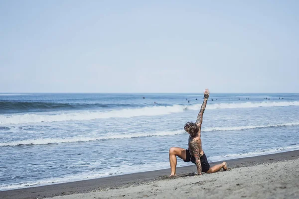 Muž Pobřeží Oceánu Věnuje Sportu Gymnastice Běží Podél Pobřeží Koncepce — Stock fotografie