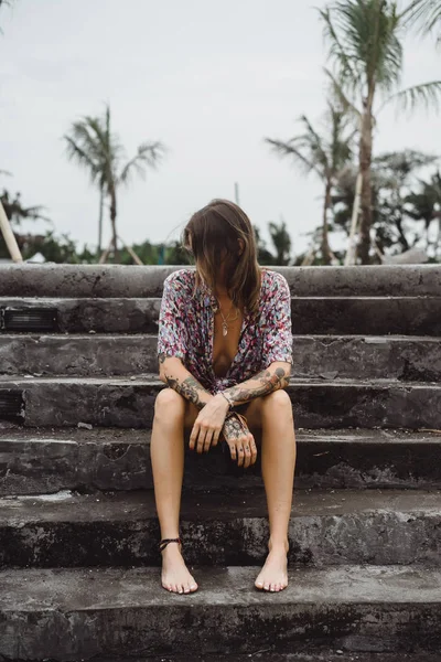 Menina Bonita Shorts Jeans Com Pernas Longas Vestindo Uma Camisa — Fotografia de Stock