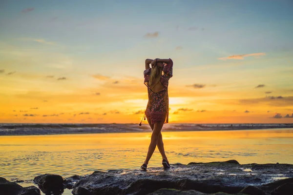 Girl Jumping Backdrop Setting Sun — Stock Photo, Image