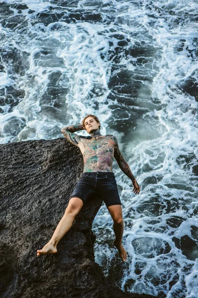 Homem Tatuado Beira Penhasco Salpicos Ondas Oceânicas — Fotografia de Stock