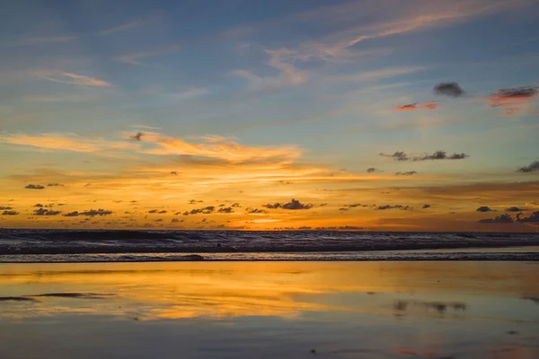 Pôr Sol Oceano Belo Céu Brilhante Reflexão Água Ondas — Fotografia de Stock