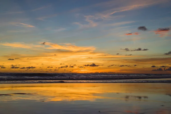 Tramonto Sull Oceano Bellissimo Cielo Luminoso Riflesso Acqua Onde — Foto Stock