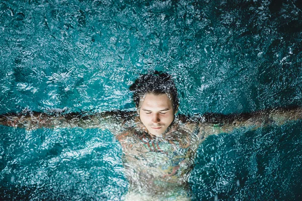 Tatuerade Mannen Poolen Regnet Närbild Porträtt Utomhus — Stockfoto