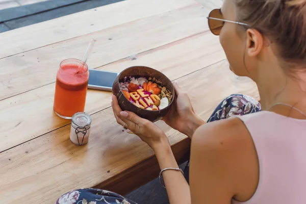 Eine Schöne Frau Frühstückt Einem Stilvollen Café Ein Gesundes Frühstück — Stockfoto