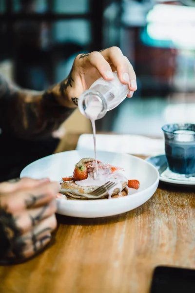 Las Manos Los Hombres Vierten Panqueques Con Salsa Dulce —  Fotos de Stock