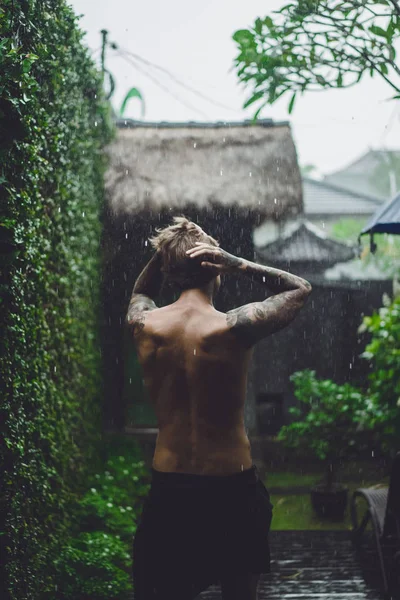 Joven Hombre Tatuado Posando Bajo Lluvia — Foto de Stock