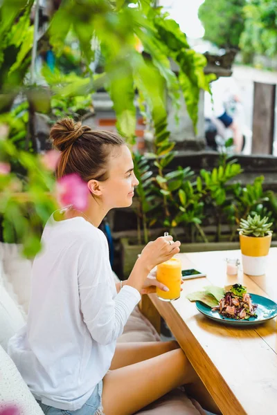 Vacker Kvinna Har Frukost Elegant Café Hälsosam Frukost Frukt Färskpressad — Stockfoto