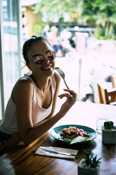 Une Belle Femme Prend Petit Déjeuner Dans Café Élégant Petit — Photo