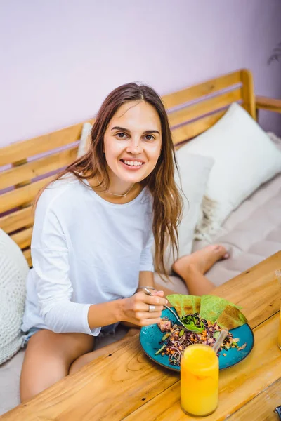 Una Hermosa Mujer Tiene Desayuno Elegante Café Desayuno Saludable Fruta — Foto de Stock