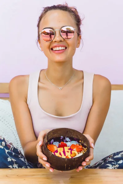 Eine Schöne Frau Frühstückt Einem Stilvollen Café Ein Gesundes Frühstück Stockfoto