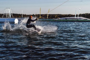 bir wakeboard ile uzun saçlı güzel kız