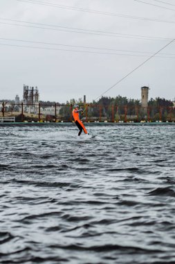 bir wakeboard ile uzun saçlı güzel kız