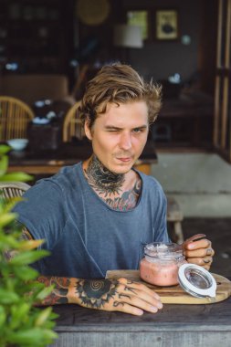 yararlı kahvaltı. güzel bir kahvaltı yem, dövmeler elinde erkekler.