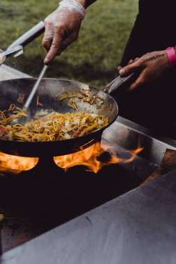 Açık ateşte yemek pişirmek. Makarna B-B-Q