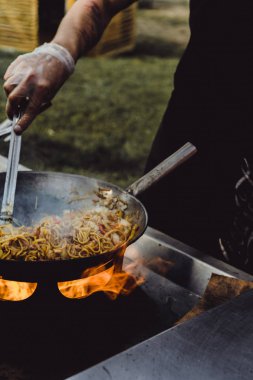 Açık ateşte yemek pişirmek. Makarna B-B-Q