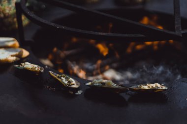 Açık ateşte yemek pişirmek. midyeler B-B-Q