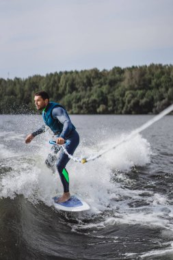 Wakesurfing adam. tekneden dalga.