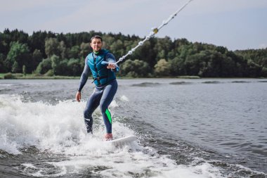 Wakesurfing adam. tekneden dalga.