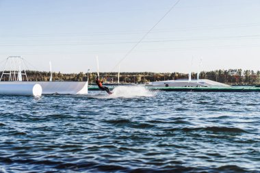 wakeboard. Günbatımında wakeboard atlayışı