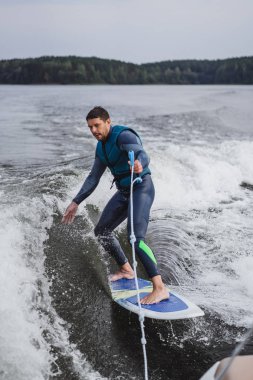 Wakesurfing adam. tekneden dalga.