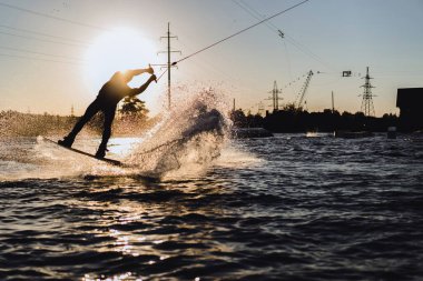 wakeboard. Günbatımında wakeboard atlayışı