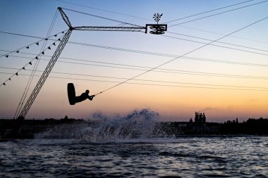 wakeboard. Günbatımında wakeboard atlayışı