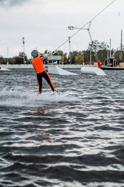 bir wakeboard ile uzun saçlı güzel kız
