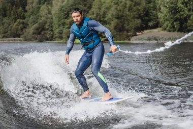 Wakesurfing adam. tekneden dalga.