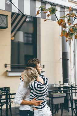 Sokakta sarılma aşık Çift