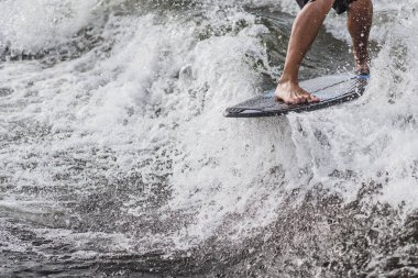 Wakesurfing adam. tekneden dalga.