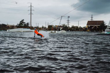 bir wakeboard ile uzun saçlı güzel kız