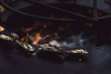 Açık ateşte yemek pişirmek. midyeler B-B-Q