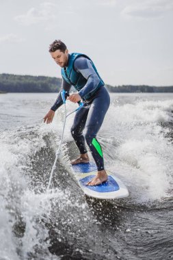 Wakesurfing adam. tekneden dalga.