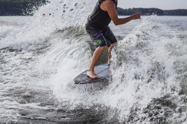 Wakesurfing adam. tekneden dalga.