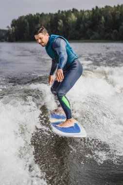 Wakesurfing adam. tekneden dalga.